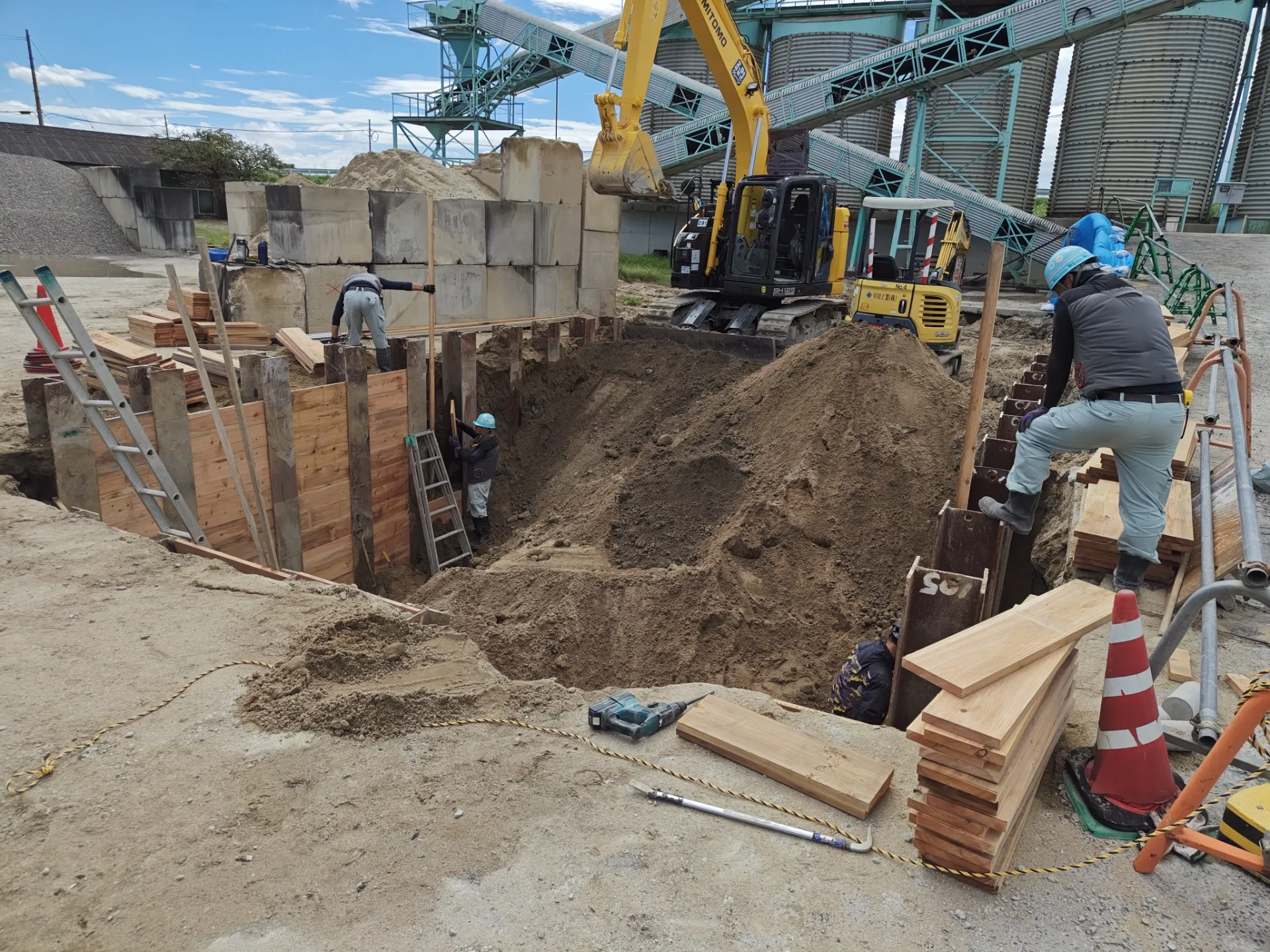 【1】大型ピット　土留め・掘削状況